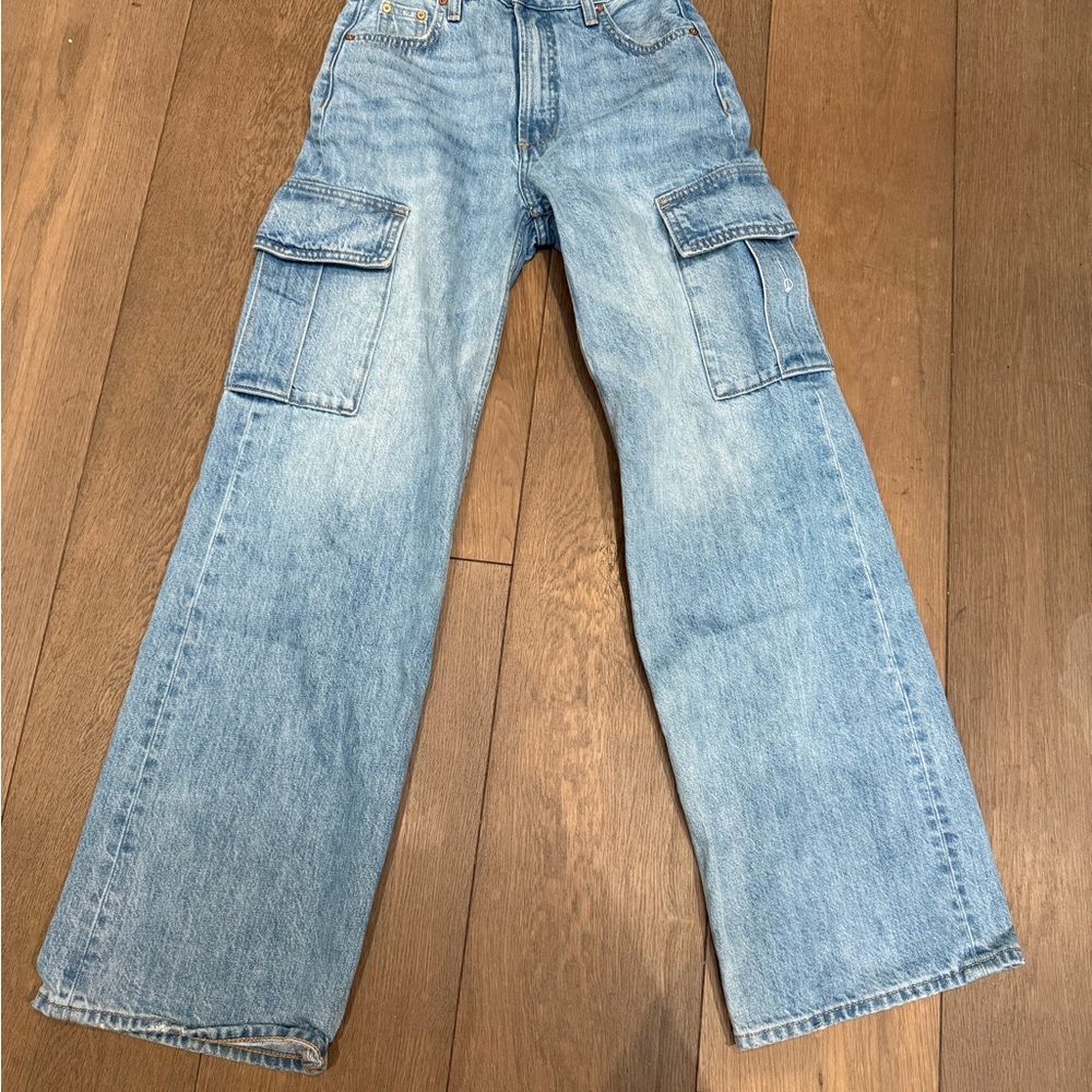Women’s Aritzia  Light Blue Cargo Jeans sz 23